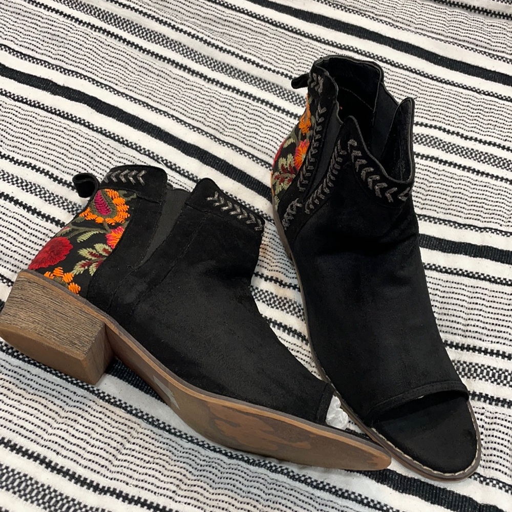 Volatile black Size 10 open toe boots in great condition